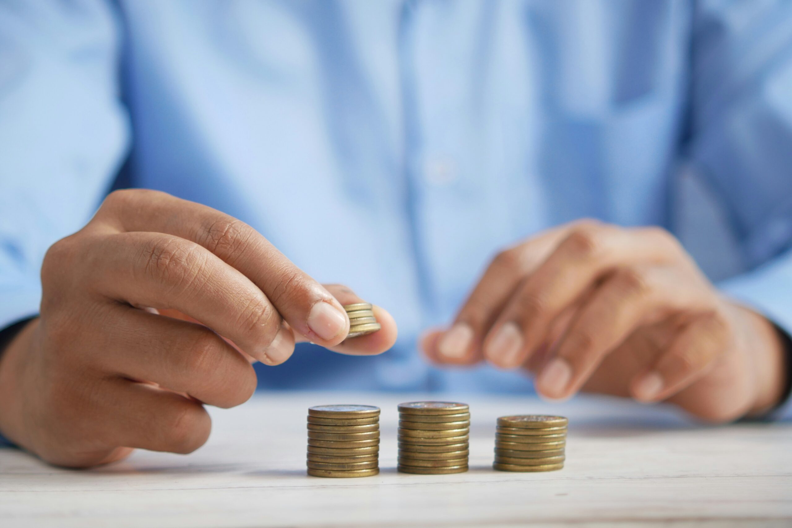 Começar a investir pode parecer um grande desafio, especialmente quando surgem tantas opções no mercado financeiro. Para os iniciantes, a dúvida mais comum é: qual é o melhor investimento hoje para começar com segurança e ainda ter bons resultados? A boa notícia é que existem alternativas acessíveis, fáceis de entender e que podem se encaixar em diferentes perfis. Neste artigo, você vai descobrir os investimentos mais indicados para quem está começando, entender como funcionam e aprender dicas práticas para dar os primeiros passos no mundo financeiro com confiança.