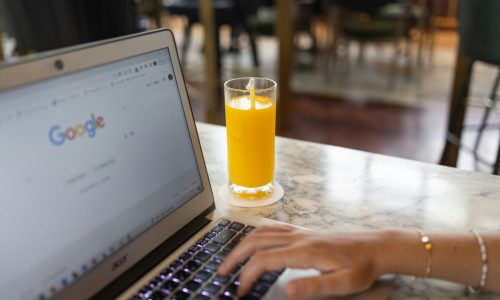 Você já pensou em aumentar sua renda sem sair de casa? Em 2025, as oportunidades para ganhar dinheiro online estão mais acessíveis do que nunca. Com a tecnologia em constante evolução e o crescimento do trabalho digital, existe uma infinidade de formas de conquistar uma renda extra de maneira prática, segura e lucrativa.