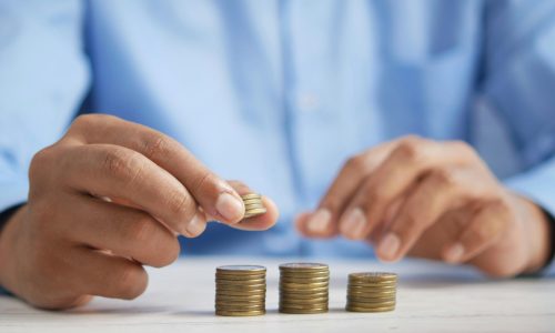 Começar a investir pode parecer um grande desafio, especialmente quando surgem tantas opções no mercado financeiro. Para os iniciantes, a dúvida mais comum é: qual é o melhor investimento hoje para começar com segurança e ainda ter bons resultados? A boa notícia é que existem alternativas acessíveis, fáceis de entender e que podem se encaixar em diferentes perfis.

Neste artigo, você vai descobrir os investimentos mais indicados para quem está começando, entender como funcionam e aprender dicas práticas para dar os primeiros passos no mundo financeiro com confiança.